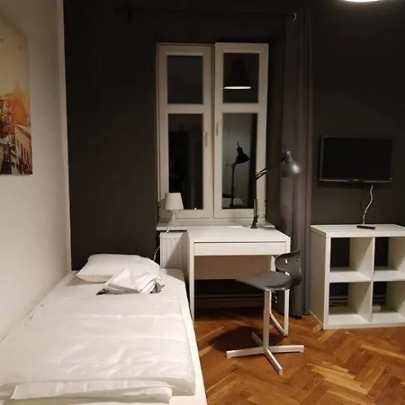Apartment 3-Bedroom-Flat, Free Parking, 24 Hour-Check-In *