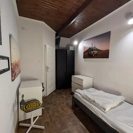 3-bedroom-flat, Free Parking, 24 Hour-check-in Apartment